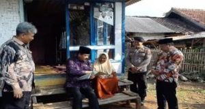 Menteri ATR/BPN Serahkan Sertifikat Tanah Komunal Hasil Redistribusi Tanah Seluas 89.01 Hektare Kepada 422 Warga di Kabupaten Garut