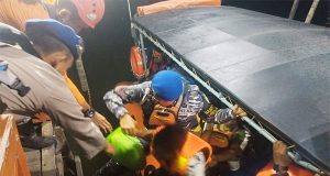 TNI AL Ketapang & Tim Gabungan Respon Cepat Evakuasi ABK KLM Sabar Indah di Perairan Ketapang