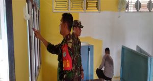 Peduli Rumah Ibadah, Babinsa 1202-01/Bky Bersama Masyarakat Gotong – Royong Pengecatan Rumah Ibadah