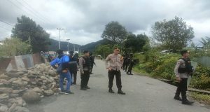 Patroli Gabungan TNI-Polri Dalam Rangka Sikapi Pemalangan di Kampung Idakebo Kab. Dogiyai