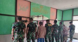 Rekatkan Kebersamaan Satgas TMMD 117 Kodim 1202/Skw Sholat Dzuhur Berjamaah Bersama Warga