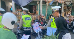 Personil Ops Patuh Agung 2023 Polres Jembrana Blusukan ke Pasar, Gencarkan Sosialisasi Tertib Berlalulintas