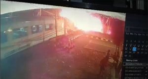 Tabrakan Maut di Perlintasan Madukoro Semarang Antara KA Brantas Jakarta-Blitar Dengan Truk Tronton