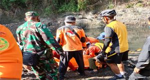Heri Korban Terbawa Hanyut Sungai Ditemukan Telah Menjadi Mayat Setelah Melalui Pencarian Selama 2 Hari