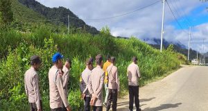 Lakukan Patroli Jalan Kaki Polsek Mapia Silaturahmi Ke Pos Satgas Laba-laba 527 Batalyon Infanteri Lumajang Jawa Timur