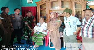 Peratin Pekon Suka Baru Mirza Pimpin Pembagian BLT-DD Secara Door To Door