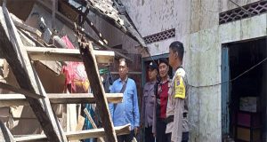 Satuan Tim Anti Kriminalitas (STAK) Datangi Rumah Roboh Akibat Termakan Usia