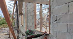 Satgas TMMD ke 117 Mulai Pasang Kusen Jendela Posyandu dan Aula Pertemuan