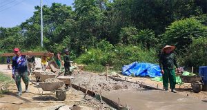 Kejar Target, Satgas TMMD Semangat Cor Rabat Beton untuk Jalan