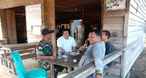 Jalin Keakraban Dengan Mitra Karib, Batikomsos Kodim 1202-09/Jagoi Babang Komsos di Desa Binaan