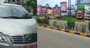 Sopir Mobil Dinas Pemda Melawi Langgar Pembatas Jalan