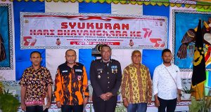 Kapolres Waropen Memberikan Piagam Penghargaan Kepada Wartawan Tepat HUT BHAYANGKARA Ke-77 Tahun