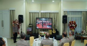 Kapolda Kalbar dan Jajaran Ikuti Jalannya Upacara Peringatan HUT Bhayangkara ke-77 Secara Daring di Aula Rujab Kapolda Kalbar