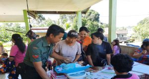 Wujudkan Balita Sehat, Babinsa Dampingi Petugas Berikan Layanan Posyandu