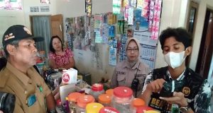 Sat Pol PP Madiun Bersama Petugas Bea Cukai Razia Toko Di Pilangkenceng