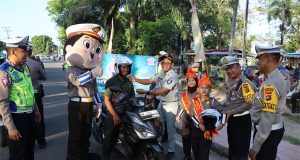 Kapolres Belitung Timur Bagikan Helm Gratis Kepada Pengendara Motor Yang Taat Aturan Di OPM 2023