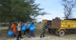 Personel Polres Beltim Dan Instansi Terkait Serta Pelajar Lakukan Aksi Bersih-Bersih Di Pantai Serdang