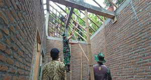 Ikut Kerja Bakti, Anggota Koramil 04/Pecangaan : Bentuk Kepedulian Pada Warga Desa Binaan