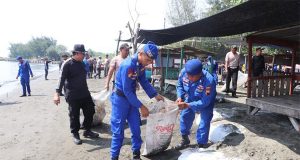 Polres Kendal Polda Jateng Peduli Lingkungan, “Membersihkan Sampah Serentak Bersama Polri”