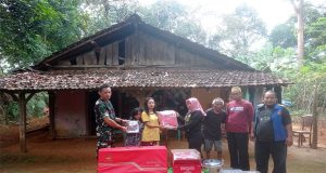 Babinsa Koramil 03/Batealit, Sambangi Desa Binaan dan Berikan Bantuan Dari Kemensos