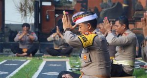 Kegiatan Binrohtal Angggota Polres Jembrana, Kapolres Ajak Seluruh Anggota Untuk Selalu Mendekatkan Diri Kepada Tuhan Yang Maha Esa
