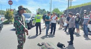 Datangi TKP Kasus Lansia Bunuh Diri Dari Jembatan, Babinsa Koramil 1310-06/Airmadidi Bantu Evakuasi Jenazah