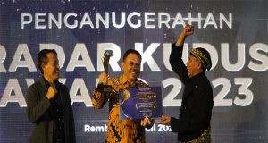 Terima Nominasi Pelopor Keuangan Terbaik, Pj Bupati Jepara Raih Anugerah Radar Kudus Award