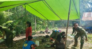 Istirahat Siang, Satgas TMMD Kodim 1202/Skw Ke 117 Makan Siang Bersama Warga