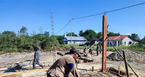 Pemasangan Tiang Cor untuk Posyandu,anggota TMMD 117 Kodim 1202/Skw,di bantu Warga