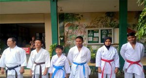 Ketua Pengcab Medan Tako Indonesia menjadi pembina upacara dalam apel pagi di SMP Negeri 1 Medan