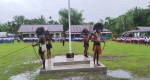 Penjaga Bendera di Distrik Masirei Kabupaten Waropen Saat Pengibaran Sang Merah Putih