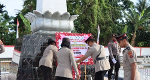 Peringati HUT Polwan ke-75, Polwan Polres Nabire Ziarah Dan Tabur Bunga Ke Taman Makam Pahlawan
