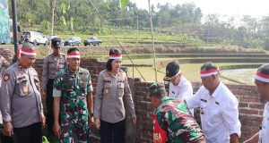 Kapolres Magelang Kota AKBP Yolanda Evalyn Sebayang, S.I.K., M.M. Memimpin Penanaman 2277 Bibit Tanaman di Desa Sukosari, Kecamatan Badongan