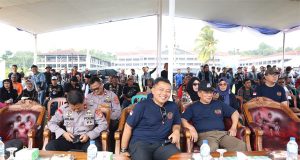 Polres Pesisir Barat Memberikan Helm Standar SNI Ke Scuter Owner Group