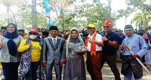 Paguyuban Masyarakat Bawean Ikut Meriahkan HUT RI ke-78, Bupati : Apresiasi Antusias Masyarakat Dan Peserta Pawai