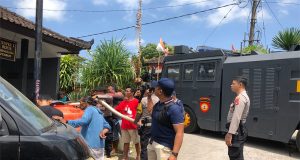 Satuan Samapta Polres Jembrana Berikan Bantuan Air Bersih Untuk Masyarakat Pendem Dalam Mengatasi Krisis Kekurangan Air