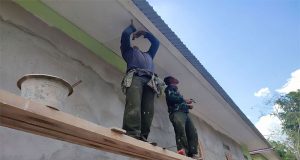 Anggota Satgas TMMD 117 Kodim 1202/Skw Tahap Pemasangan Plafon Posyandu