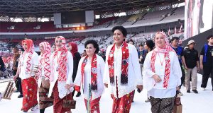 Panglima TNI dan Ketum Dharma Pertiwi Berpartisipasi Dalam Angklung Guinness World of Records