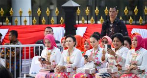 Panglima TNI dan Ketum Dharma Pertiwi Turut Memeriahkan Acara “Istana Berkebaya”