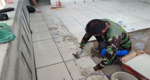 Satgas TMMD Ke-117 Kodim 1202/Skw Pasang Keramik Lantai di Sasaran Fisik