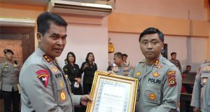 Kapolres Jembrana Terima Piagam Penghargaan Sebagai Polres Terbaik Disetiap Polda Dlam Pelaksanaan Quick Wins Presisi Tahun 2022/2023