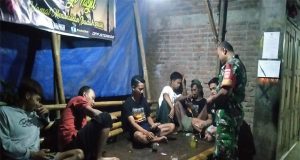 Sambangi Desa Binaan dan Cegah Gangguan Kamtibmas, Babinsa Koramil 05/Mayong Rutin Patroli