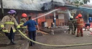 Kebakaran Terjadi Pada Beberapa Bangunan Warung di Kawasan Terminal Leuwipanjang