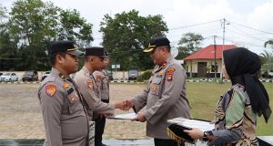 Wakapolres Beltim Serahkan Piagam Penghargaan Kepada Personel Berprestasi