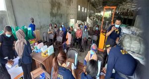 Bersinergi Dengan Dokkes Polres Jembrana, Relawan Kemanusiaan KRJ Bagi Sembako dan Pemeriksaan Kesehatan Kepada Pemilah Sampah