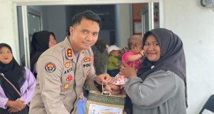 Kapolres Kayong Utara berikan makanan dan minuman bergizi bagi Balita stunting dan Ibu Hamil dan ibu menyusui dalam giat Balita Stunting Polri Presisi disertai dengan zoom meeting bersama dengan ibu Ketua Umum Bhayangkari