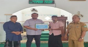 PT Timah Tbk Berikan Bantuan Kepada Kelompok Hadrah Desa Padang