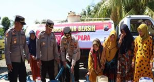 Cuaca Extrim dan Akibatkan Kekeringan, Polres Jepara Salurkan Air Bersih Pada Warga
