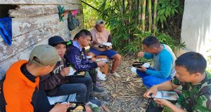 Makan Siang Bersama, Jalin Keakraban Warga dan Anggota Satgas TMMD di Lokasi