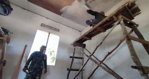 Satgas TMMD 117 Selesaikan Pekerjaan Plamir Tembok dan Dek Atas Sebelum Dicat